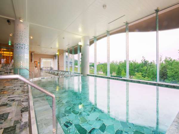 翡翠大浴場の床や壁面に約7割の天然翡翠を使用しています。
