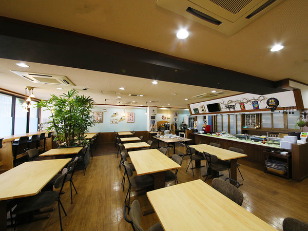 画像(【レストラン カントリーロード】ご朝食はこちらで。明るく広々とした空間です。)