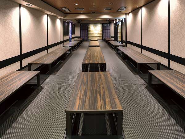 地下大広間は黒畳の掘りごたつ式。ご夕食・ご朝食の食事会場として使用しております。