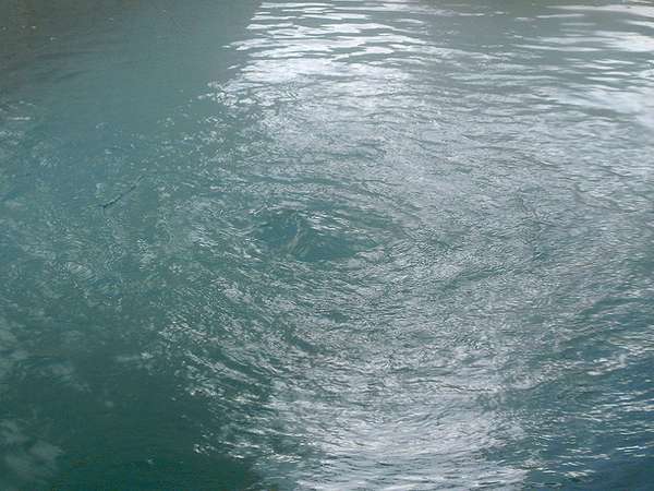 泉井：第６７号井。泉質は無色透明でとても柔らかく、湯上がりはとても爽やかです。