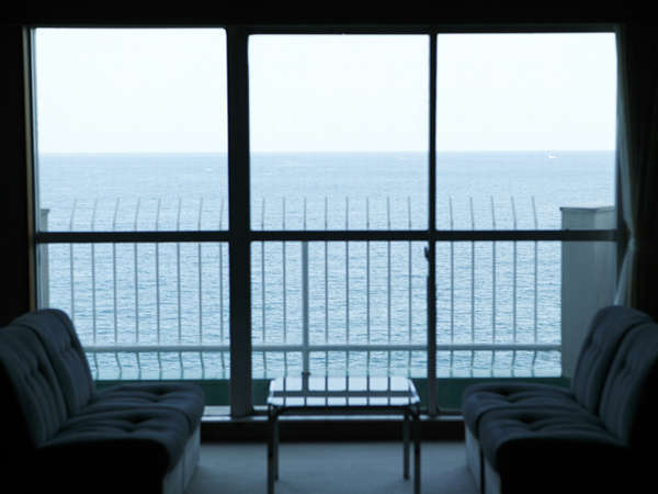 【オーシャンビュー客室からの眺望】房総半島や水平線に上がる朝日をお楽しみいただけます。