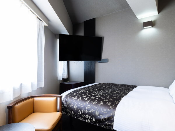 �_�u�����[���̋q���ł��B�e���r���Ǌ|���̂������ƂȂ�܂��B