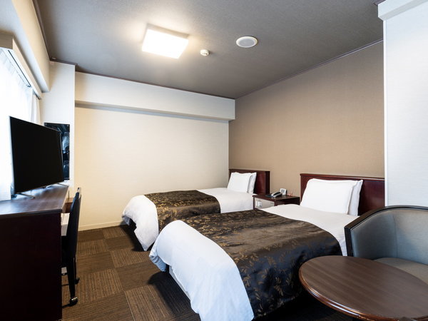 ツインルームのお部屋です。テレビは壁掛けではございません。