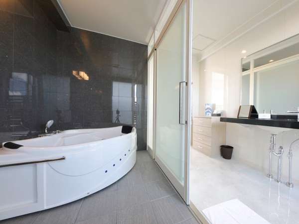 【プレミアムスイート】清潔感たっぷりの浴室は全室ジャグジー完備