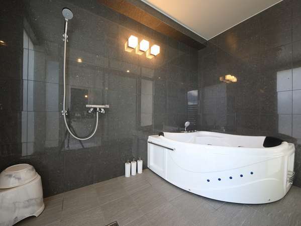 【プレミアムスイート】清潔感たっぷりの浴室は全室ジャグジー完備