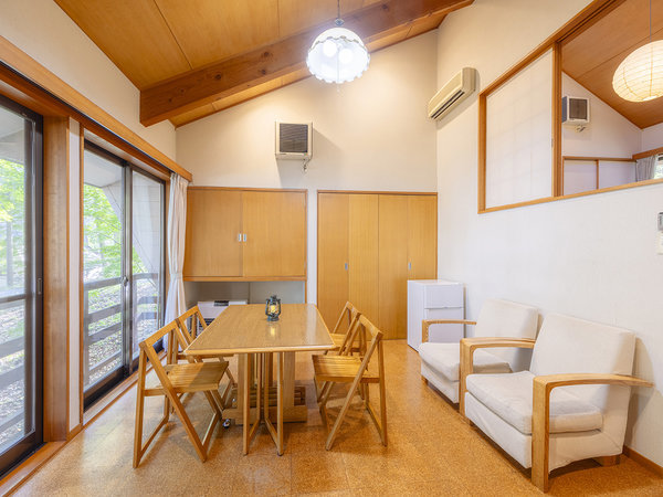 �y���b�WA�@2�K�z�_�C�j���O�e�[�u����\�t�@�ɍ���A�Ƒ�����l�Ƃ̉�b���y����