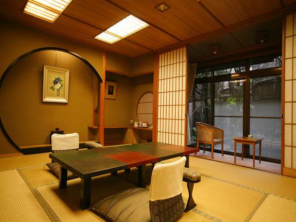 露付き客室。ＮＯ．１５麗雅の間。慈照寺（銀閣寺）にも見られる、残月床。日本建築の粋を。