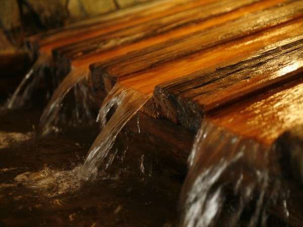 樹齢木造りの「樹齢の湯」松、槇、檜の樹齢木で造られた。木の香漂う浴室は心身ともにリラックス出来る。