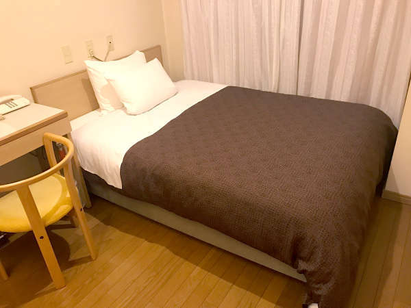 シングルでもゆったりとセミダブルサイズのベッド♪快適なシモンズベッドです♪こちらはフローリングタイプ