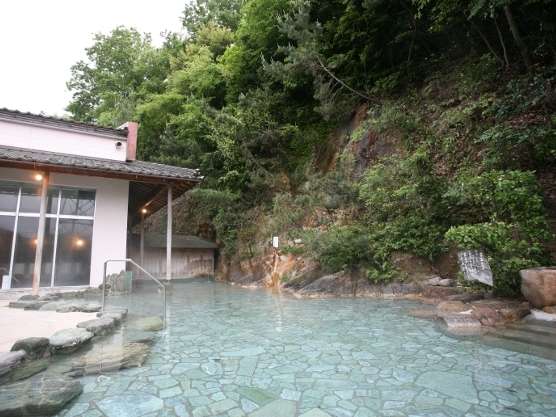 【久美浜温泉　湯元館】天然温泉・掛け流しの湯　滝の流れる天然大露天風呂の宿