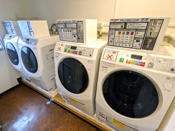 コインランドリーは洗濯乾燥機が4台ございます。