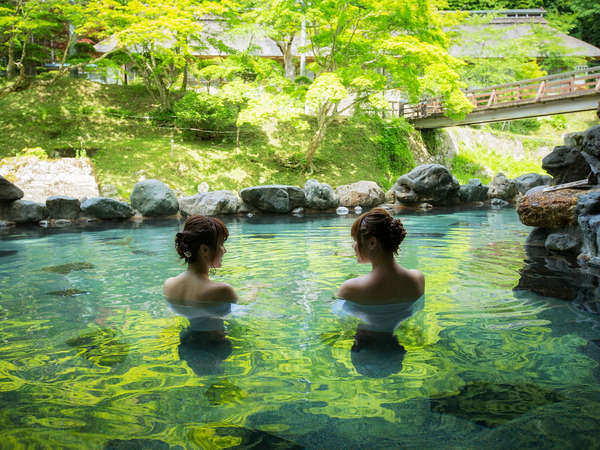 混浴露天風呂「大沢の湯」　緑豊かな新緑の季節お湯に反射しきれいですね♪