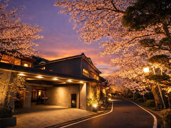 �y��쉷��@���{�O������̓� ���ًg�c�� -RYOKAN YOSHIDAYA-�z���쉈���A�S���̏t��i�B���𖁂����ƁA��ʂ̘a�I�[�x���W���B