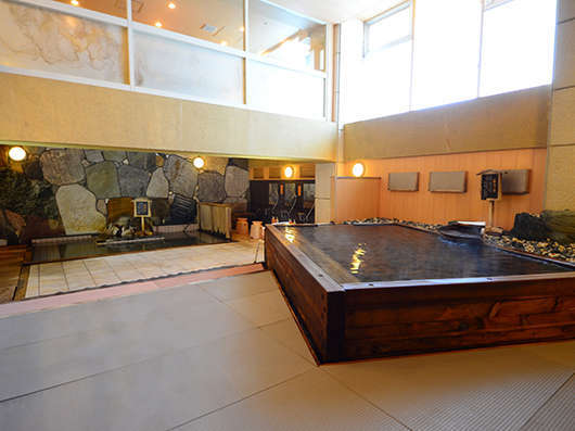 【大浴場・宵待】檜の湯船が香る、癒しの大浴場です。檜のさわやかな香りをゆったりとお楽しみください。