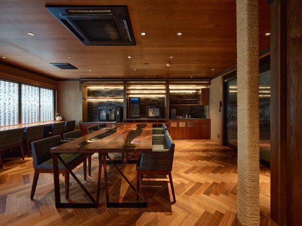 �O���[�v�ł��y���߂�e�[�u���Ȃ̃_�C�j���O���[���u���v�B