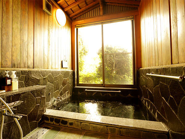 館内に温泉は2か所、貸切利用も可。ナトリウム硫酸塩泉の良質な湯で不調を一掃