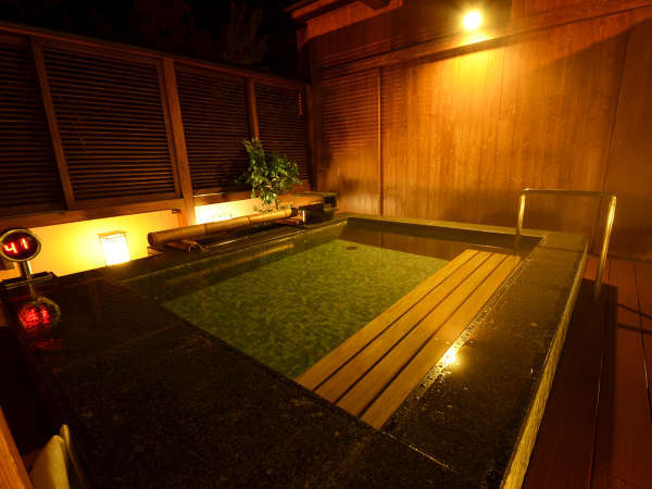 【露天風呂】雄大な琵琶湖を望める展望露天風呂は、大小どちらのお風呂にもございます 。