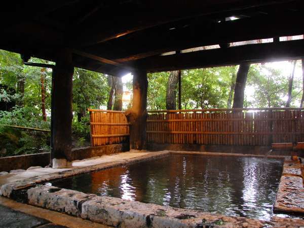 【大浴場】木々に囲まれた空間でゆっくりお湯をたのしまれてください／四季の湯
