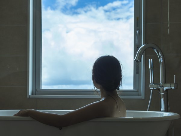 沖縄の空を眺めながらに入浴は最高！プレミアリバーサイドツイン