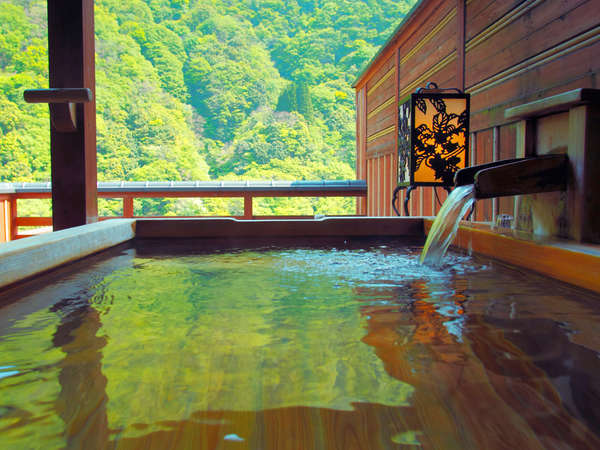 【露天風呂付客室 檜】檜の香りは心身に働きかけリラックスやリフレッシュ効果があると言われています。