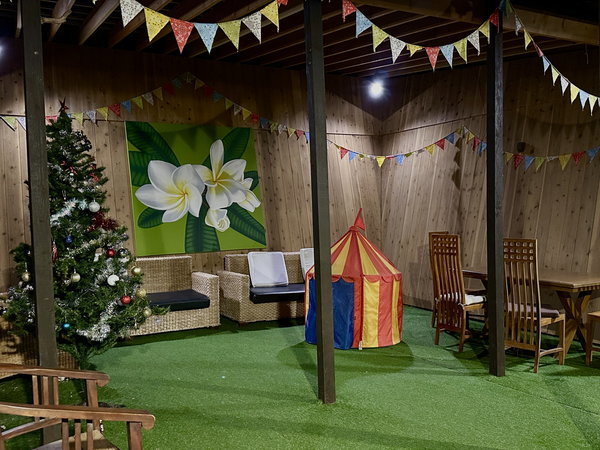 ���䂩��C��Ղ� �ݐ؉���̃y�b�g���]�[�g�@�z�e���l�G�̑��F�J�̓��h�b�O�����i22�F30�܂Łj