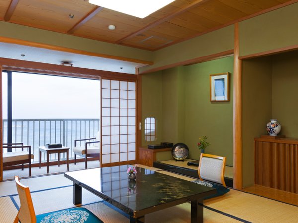 ◆本館和室【10畳】：全室日本海一望！バス、洗浄機付トイレ完備