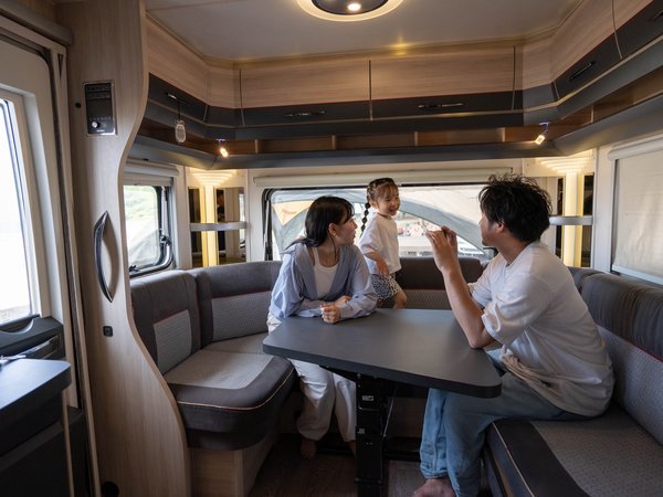 コンパクトトレーラー。トレーラーには冷蔵庫やエアコン完備。