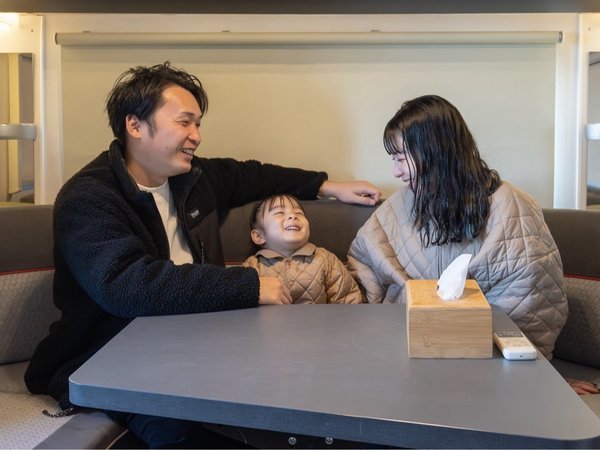 コンパクトトレーラー。冷暖房完備でゆったり過ごせます。