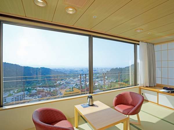 会津城下町の眺望を望める客室です／タワー館禁煙和室（2019年リニューアル）