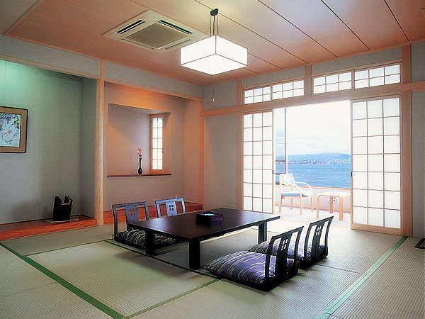 新館お部屋の一例。全室、オーシャンビューはもちろん、明石海峡大橋と対岸の神戸の夜景が満喫できます☆