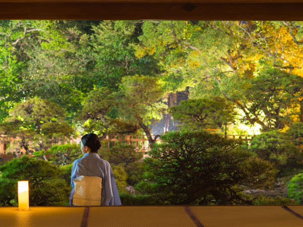 【大広間】宿泊者限定で松濤園の灯篭灯りをご覧いただけます。（18：00～21：30）