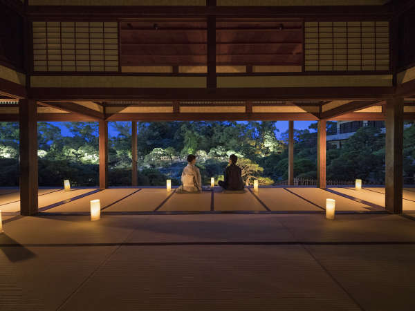 ・宿泊者限定で夜の大広間を開放しております。淡い光が映し出す美しい松濤園をご堪能ください。