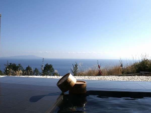 大露天風呂「長閑の湯」：開放感あふれる相模湾の景色をご堪能下さい。