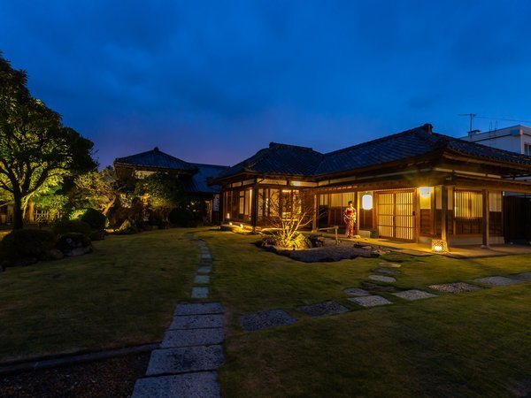 【本宅】庄屋の豪邸であり100年以上もの歴史的な建物。広々とした作りでゆったりした時間をすごせます。