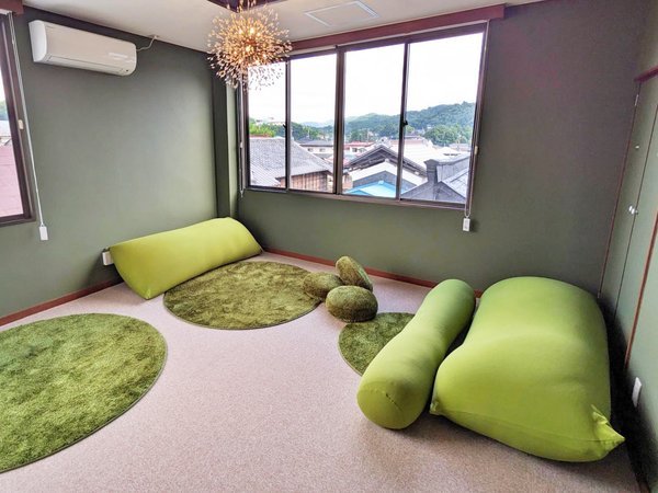 【プライベートサウナ】寝心地のよいグリーンのクッションが並ぶリラックスルームもご用意しております。
