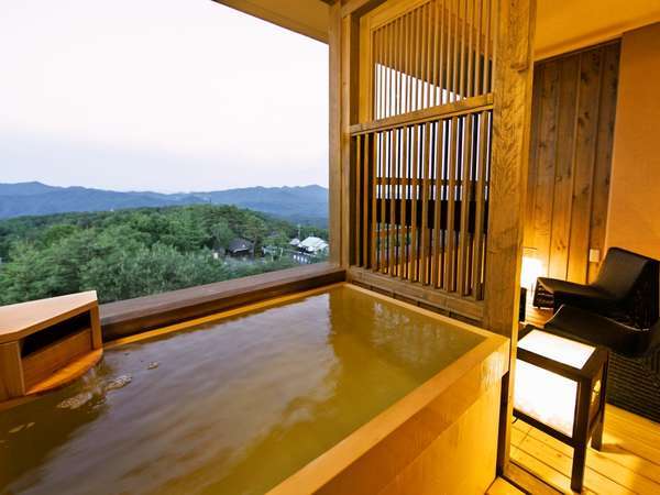 【客室】露天風呂から景色を望みながら、温泉をお愉しみ頂けます。（イメージ）※夢想窓の設置あり。