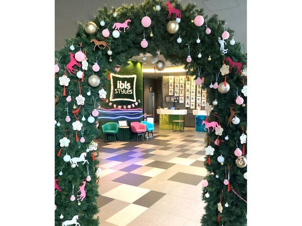 �������f�R���[�V�����̃A�[�`�ƃ��r�[�ŊF�l�����o�}���������܂���