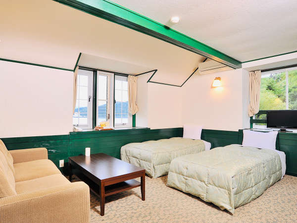 「海側ロフト付コーナールーム」シーリー製ベッド使用。海一望の客室は3名から5名まで利用可能。