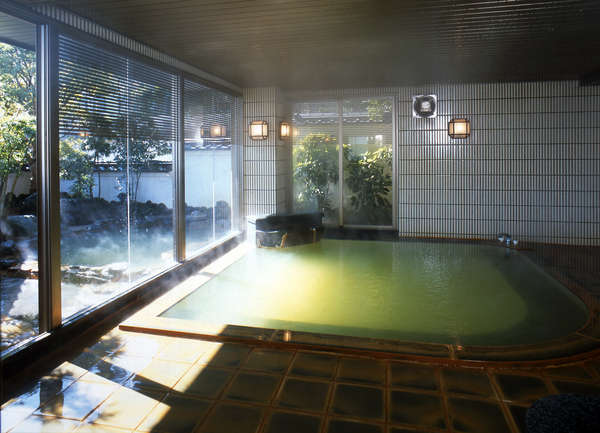 緑色の神秘的な温泉　大浴場「弘法の湯」殿方湯