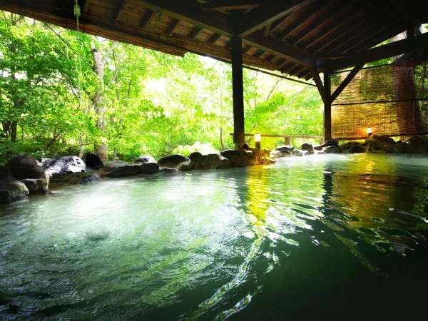 【かわせみの湯／大露天風呂】ボナリの森、最大の魅力は豊富な湯量を活かした大露天風呂。