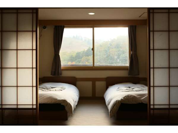 和洋室は窓際にベッドルームを設置しています（３名様以上は布団にて）