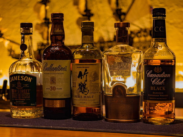バー「ソブリン」ではウィスキー・カクテルを始め様々なお酒を愉しめます