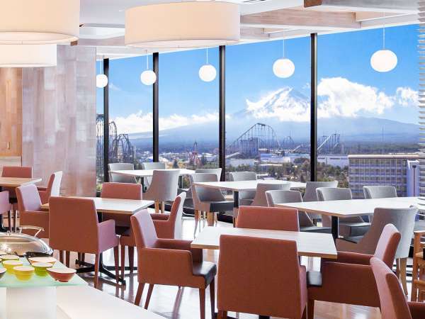 レストラン／シェフズレシピ　富士眺望のライブキッチンもございます