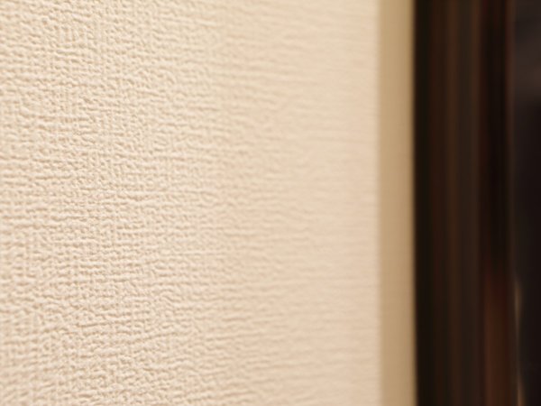 全客室の壁をチャフウォール（消臭・吸放湿・抗菌・防火性に優れた内装材です）塗装しました！