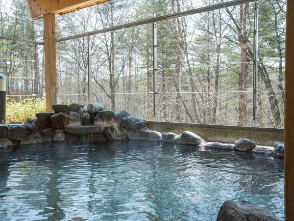 大浴場露天風呂。日本の名湯気草津温泉を掛け流し。