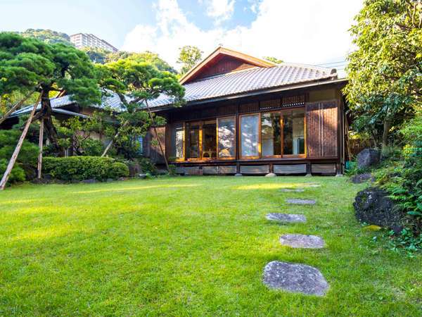 庭から望む離れ貴賓室。目の前に四季の移ろい豊かな日本庭園が広がります。