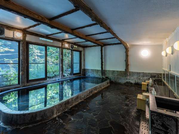 大浴場　早川渓谷の自然を堪能しながら湯浴みのできる昔ながらの浴場です。男女入替制となります。