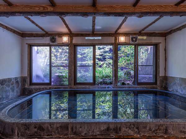 大浴場　早川渓谷の自然を堪能しながら湯浴みのできる昔ながらの浴場です。男女入替制となります。