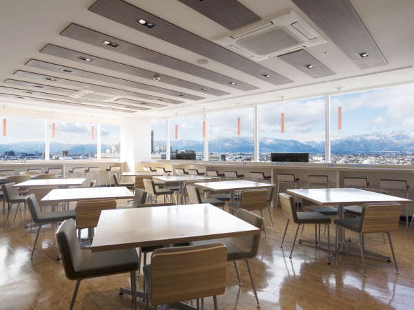 【10Fスカイレストラン】180度ガラス張りのレストラン。北アルプスを眺めながらごゆっくりお寛ぎ頂けます。