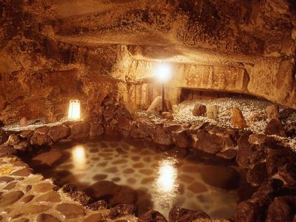 洞窟温泉は2カ所、建築用の石を切り出した後の冒険映画風不思議空間。空いているときに自由に貸切ＯＫ！